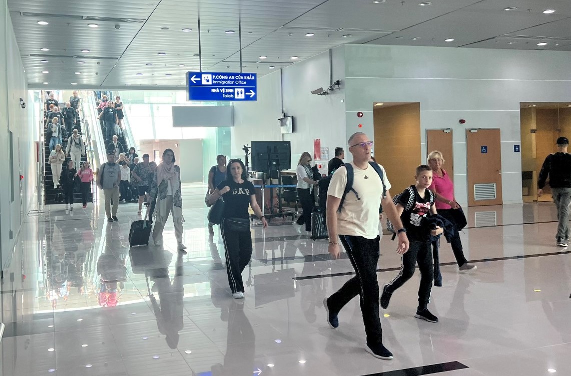 Du khách đến từ Cộng hòa Séc hạ cánh xuống sân bay Phú Quốc. Ảnh: Nguyên Anh 