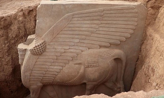 Tác phẩm điêu khắc mô tả vị thần có cánh của người Assyria. Ảnh: AFP