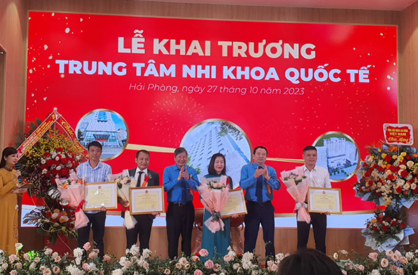 PCT Tổng LĐLĐVN Trần Thanh Hải tặng bằng khen cho 1 tập thể và 4 cá nhân có thành tích trong quá trình xây dựng công trình. Ảnh: Mai Chi