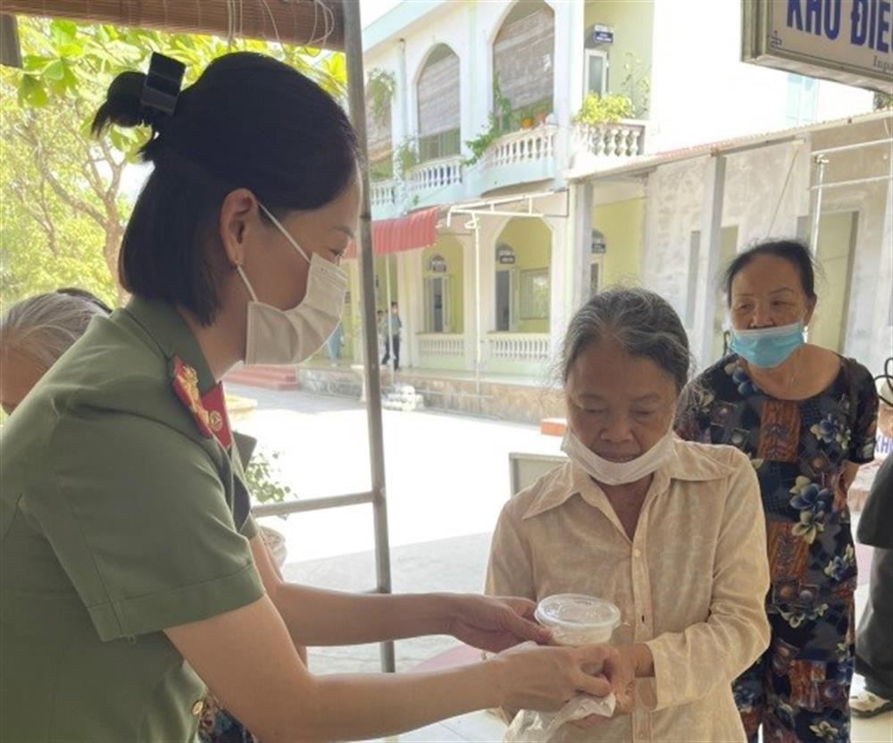 Lan tỏa tình yêu thương từ mô hình “Nồi cháo từ thiện“. Ảnh: Công an Ninh Giang