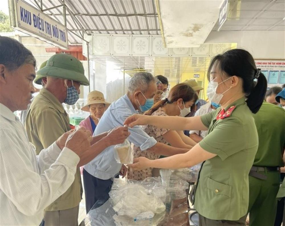 Cán bộ, chiến sỹ Công an huyện Ninh Giang phát cháo miễn phí cho bệnh nhân và người nhà bệnh nhân. Ảnh: Công an Ninh Giang