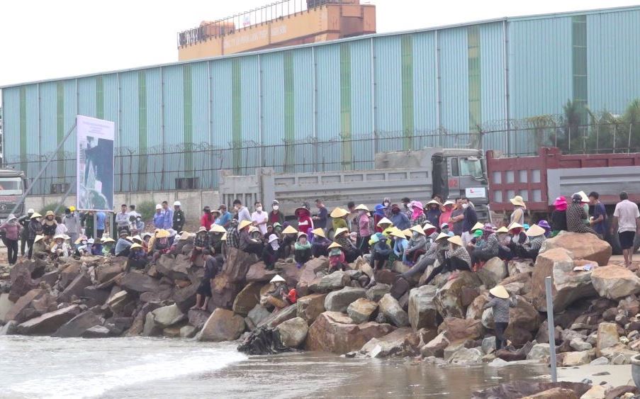 Người dân ở xã Hải Hà, thị xã Nghi Sơn (Thanh Hóa) tập trung phản đối việc thi công cảng số 3 - Dự án cảng container Long Sơn vào ngày