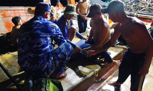 Cảnh sát biển 4 cứu ngư dân bị ngạt khí độc. Ảnh: BTL Vùng CSB4