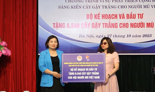 Bà Lê Thị Tường Thu (bên trái) thực hiện nghi thức trao tặng 6.540 cây gậy trắng cho đại diện Hội người mù Việt Nam. Ảnh: Thục Anh 