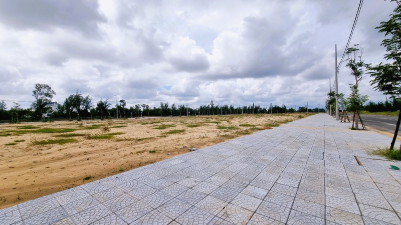Cuối tháng 8. 2023, tỉnh Quảng Nam thống nhất chủ trương dừng thực hiện, kết thúc dự án, bàn giao lại cho huyện Thăng Bình tiếp nhận, tiếp tục thực hiện. Tuy nhiên, với nguồn lực của huyện rất khó để đầu tư hoàn thành toàn bộ dự án. Trong ảnh, khu tái định cư cho các hộ dân vùng dự án. Ảnh Hoàng Bin.