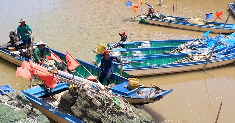 Ngư dân trên các phương tiện khai thác thủy sản gần bờ tại Cà Mau luôn đối mặt với nhiều khó khăn. Ảnh: Nhật Hồ