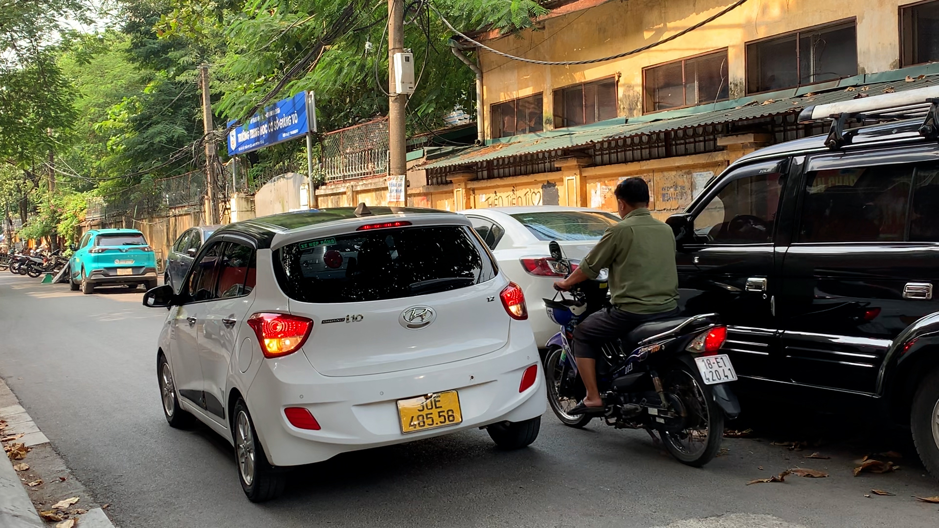 Xe ô tô “bày binh bố trận” dưới lòng đường, vỉa hè, người dân bất lực