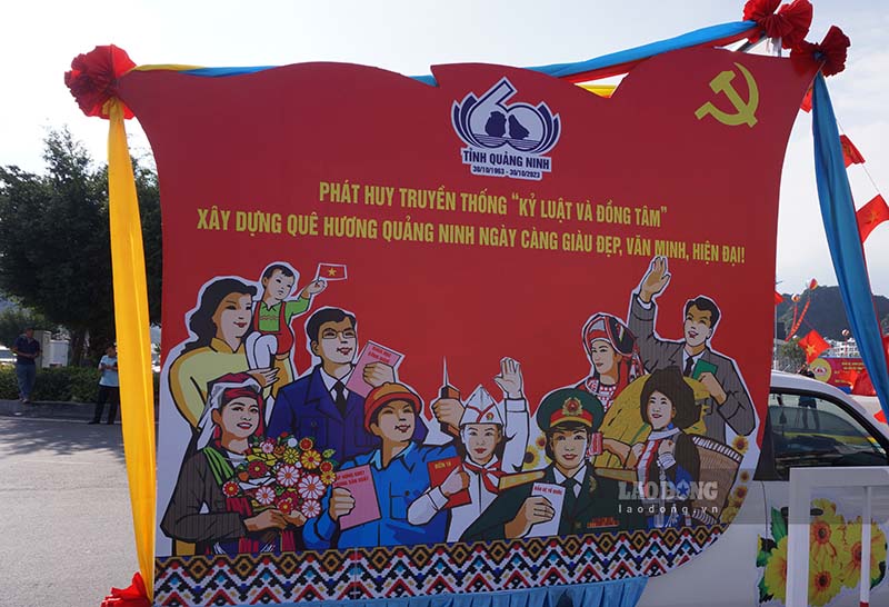 Nội dung tuyên truyền cổ động về thành tựu phát triển kinh tế, văn hóa xã hội của Quảng Ninh trong 60 năm xây dựng và phát triển; tuyên truyền chào mừng Lễ kỷ niệm 60 năm Ngày thành lập tỉnh Quảng Ninh. Ảnh: Đoàn Hưng 