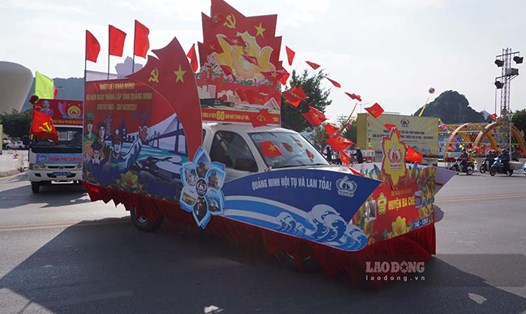 Đoàn xe tuyên truyền cổ động diễu hành xuất phát từ Quảng trường 30 tháng 10. Ảnh: Đoàn Hưng