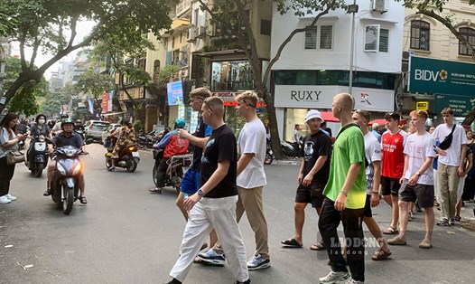 Khách quốc tế dạo chơi phố cổ Hà Nội. Ảnh: Ý Yên