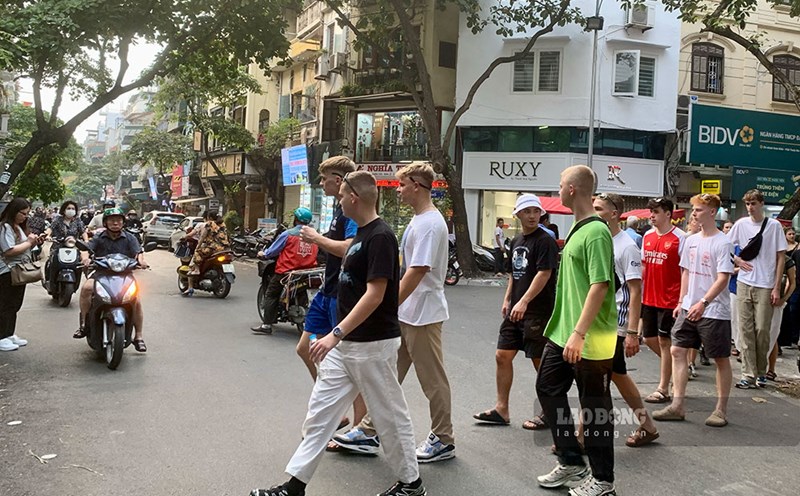 Khách quốc tế dạo chơi phố cổ Hà Nội. Ảnh: Ý Yên