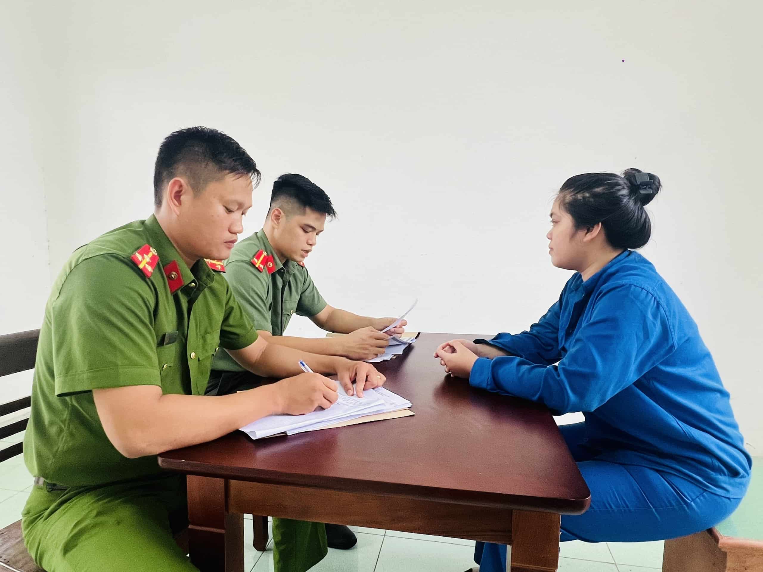 Công an làm việc với Trang vì hành vi lừa đảo chiếm đoạt tài sản. Ảnh: Công an cung cấp