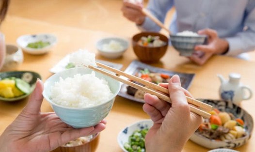 Ăn cơm bằng gạo xát quá trắng là sai lầm của nhiều người Việt hiện nay. Ảnh: Savorjapan

