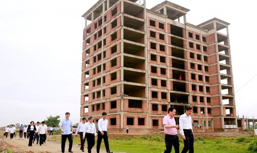 Dự án Đại học Hoa Lư sau 15 năm vẫn dang dở, bỏ hoang. Ảnh: Diệu Anh