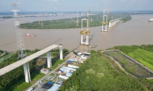 Cầu Bình Khánh trên cao tốc Bến Lức - Long Thành thi công trở lại từ ngày 27.10.  Ảnh: Hữu Chánh