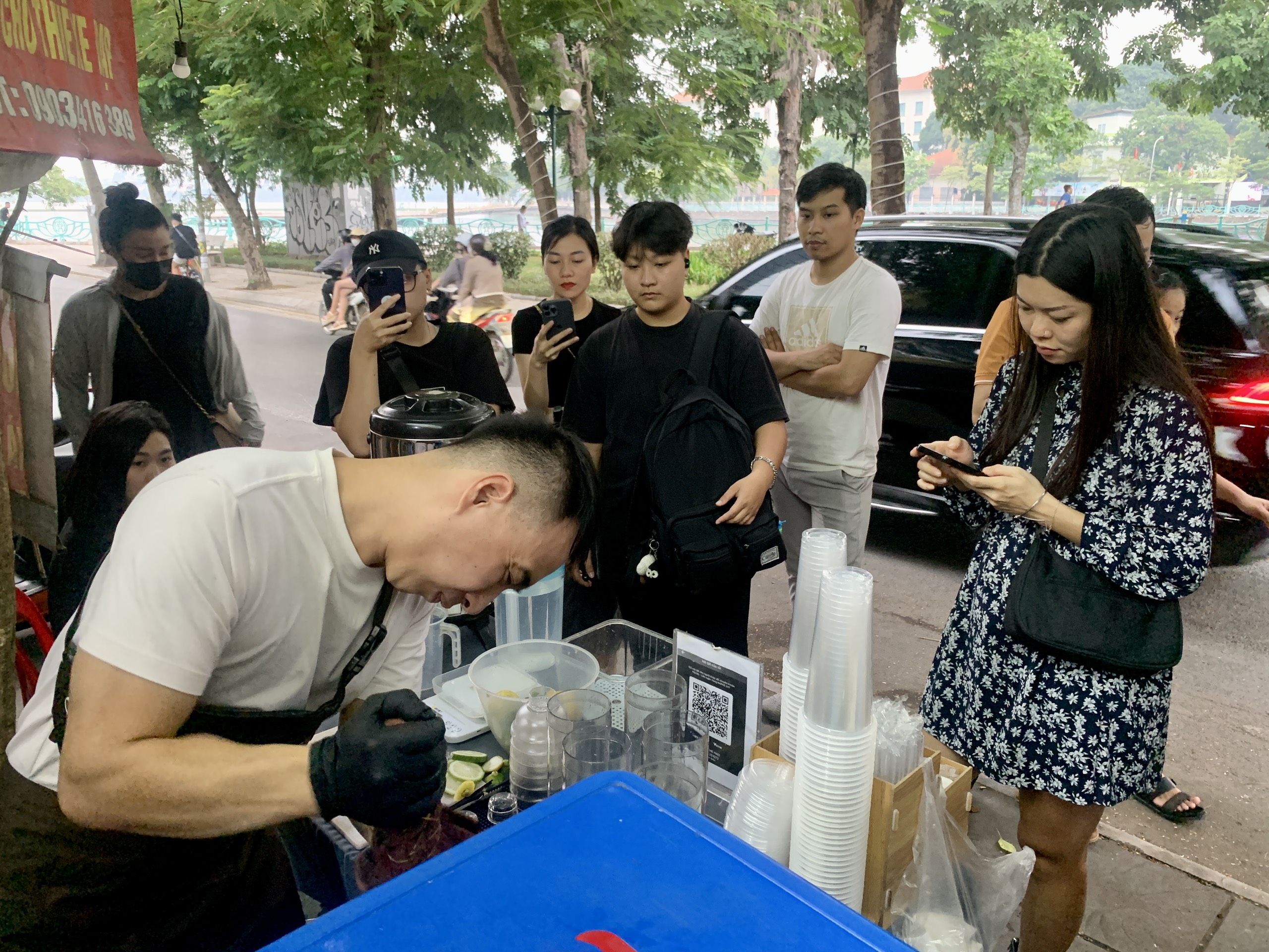 Quán trà chanh giã bằng tay khiến nhiều thực khách không khỏi tò mò. Ảnh: Nhật Minh