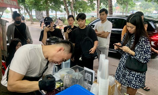Quán trà chanh giã bằng tay khiến nhiều thực khách không khỏi tò mò. Ảnh: Nhật Minh