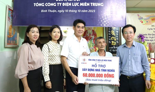 EVNCPC trao nhà tình nghĩa cho hộ gia đình có hoàn cảnh khó khăn tại phường Bình Thuận, quận Hải Châu, Đà Nẵng. Ảnh: Ngọc Thạch