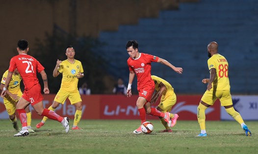 Tiền vệ Hoàng Đức gặp chấn thương ở trận đấu giữa Viettel FC và Thanh Hoá tại vòng 2 Night Wolf V.League 2023-2024. Ảnh: Minh Dân