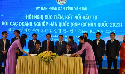 Lễ ký kết hợp tác giữa các doanh nghiệp Hàn Quốc và Việt Nam trong khuôn khổ buổi xúc tiến. Ảnh: Đinh Đại.
