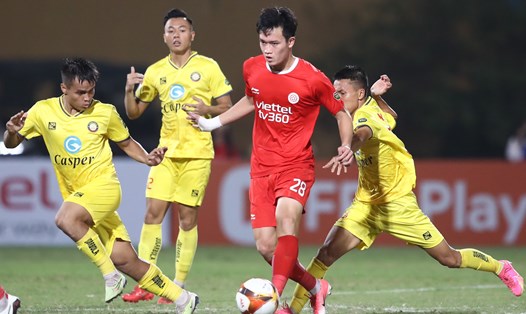  Tiền vệ Hoàng Đức (đỏ) trong trận đấu giữa Viettel FC và Thanh Hoá tại vòng 2 Night Wolf V.League 2023-2024. Ảnh: Minh Dân
