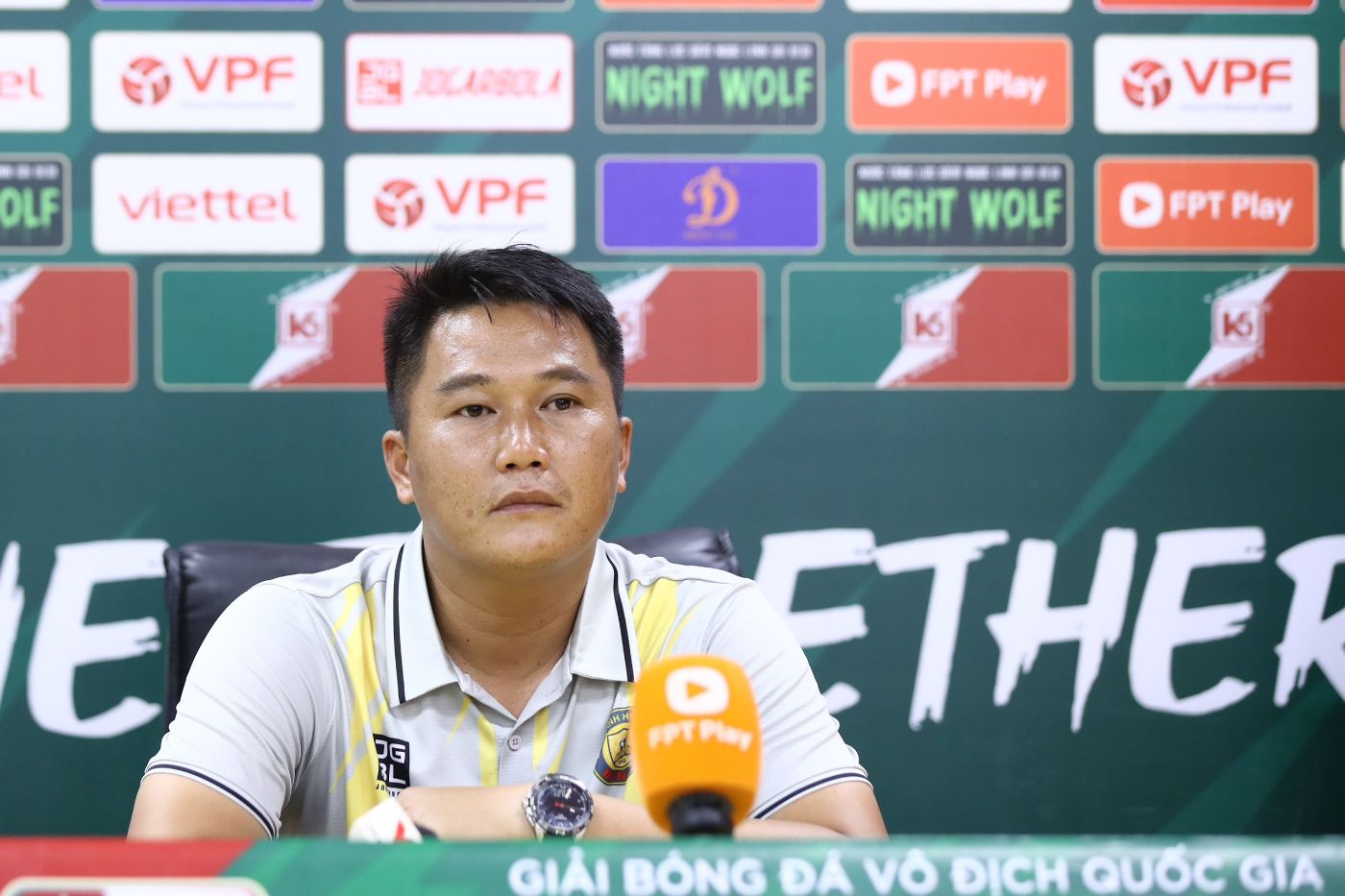 Trợ lý Mai Xuân Hợp tiếc nuối sau trận hoà 1-1 của Thanh Hoá trước Viettel FC. Ảnh: Minh Dân