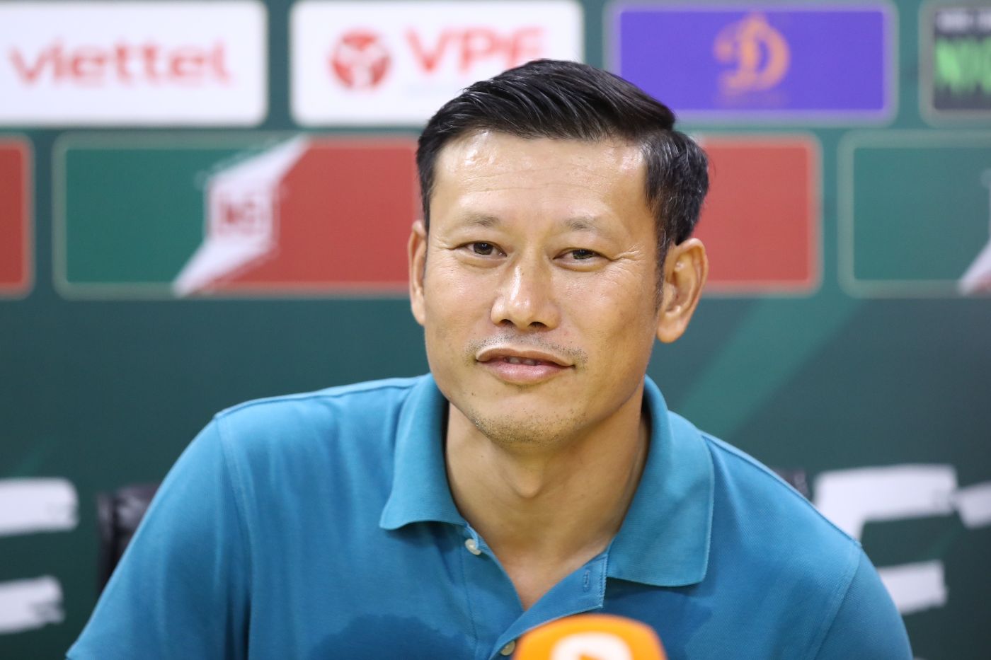 Huấn luyện viên Thạch Bảo Khanh hài lòng về tinh thần của các cầu thủ Viettel ở trận gặp Thanh Hoá. Ảnh: Minh Dân