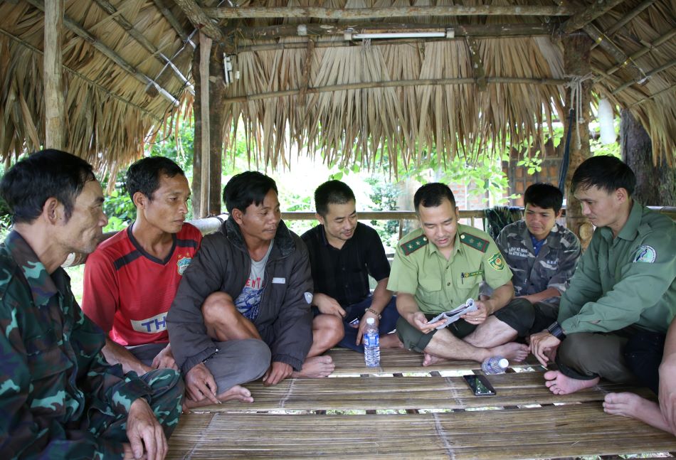 Cán bộ BQL Khu bảo tồn thiên nhiên Đakrông và lực lượng kiểm lâm giải thích cho người dân thôn Tà Lềng những diện tích đất xâm lấn được đề nghị bóc tách và thu hồi. Ảnh: Hưng Thơ.