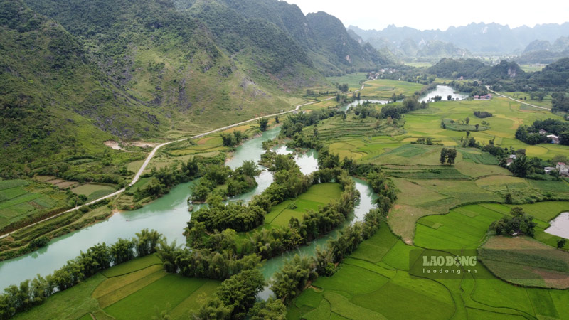 Dòng sông còn chảy hướng về thác Bản Giốc hùng vĩ, có những đoạn dòng nước xanh ngọc bích này là đường biên giới tự nhiên giữa Việt Nam và nước bạn. Ảnh: Tân Văn.