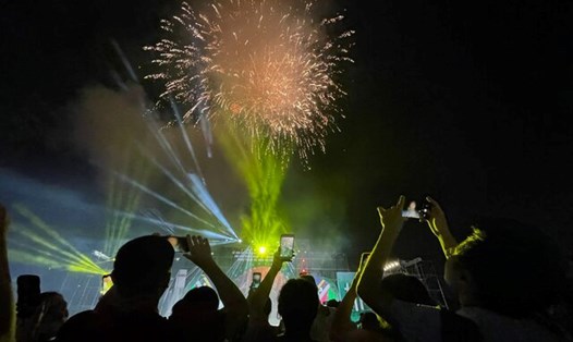 Hàng nghìn người nô nức đi xem bắn pháo hoa trong ngày khai mạc lễ hội Cá tôm sông Đà. Ảnh: Minh Nguyễn