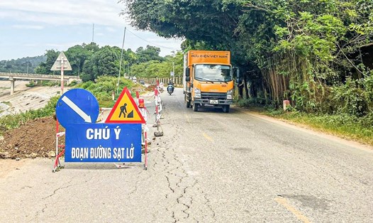 Cấm đường xe tải lớn và xe khách để sửa chữa đường ở Hà Nội. Ảnh: Tạ Hải/Hanoimoi.vn