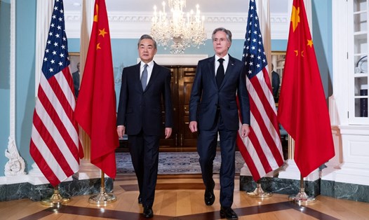 Ngoại trưởng Trung Quốc Vương Nghị và Ngoại trưởng Mỹ Antony Blinken. Ảnh: AFP
