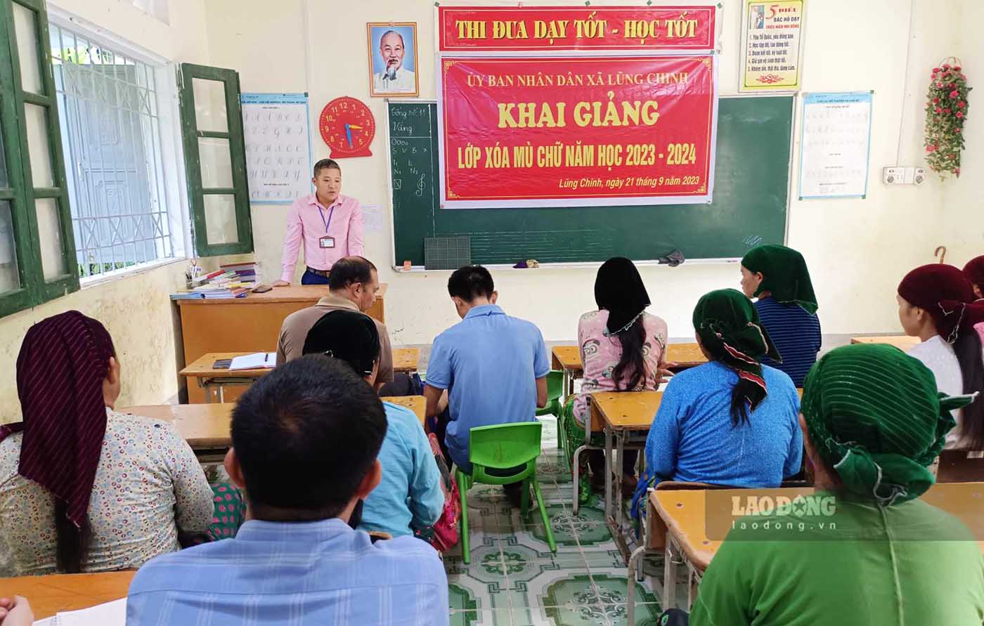 Những lớp học xoá mù chữ cho đồng bào dân tộc liên tục được mở khắp các xã vùng cao của tỉnh Hà Giang. Ảnh: Minh Chuyên.