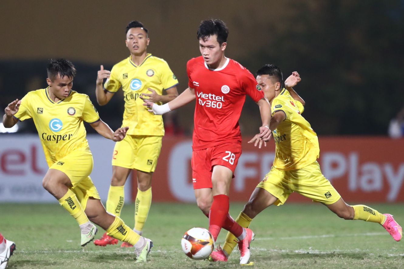Trận đấu giữa câu lạc bộ Viettel và Thanh Hoá tại vòng 2 Night Wolf V.League 2023-2024. Ảnh: Minh Dân