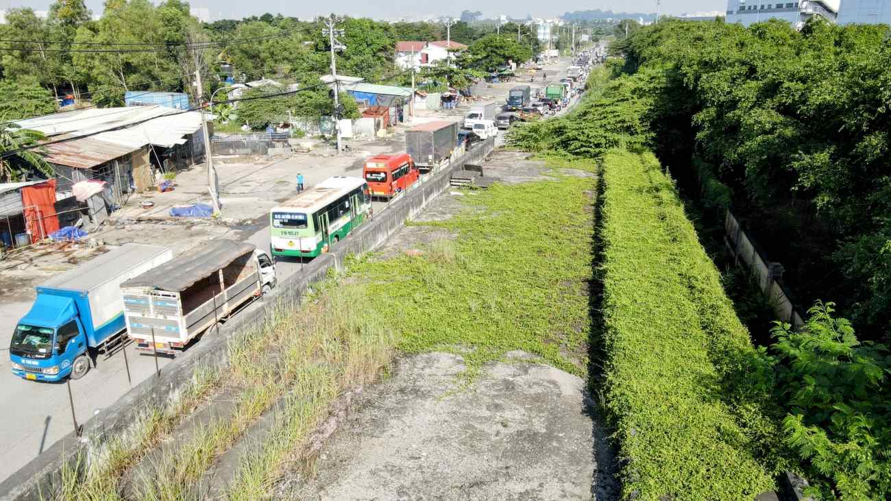 Thời gian qua, giao thông trên đường Lã Xuân Oai đoạn qua cầu Tăng Long thường xuyên ùn tắc, trở thành nỗi ám ảnh của người dân thành phố Thủ Đức.