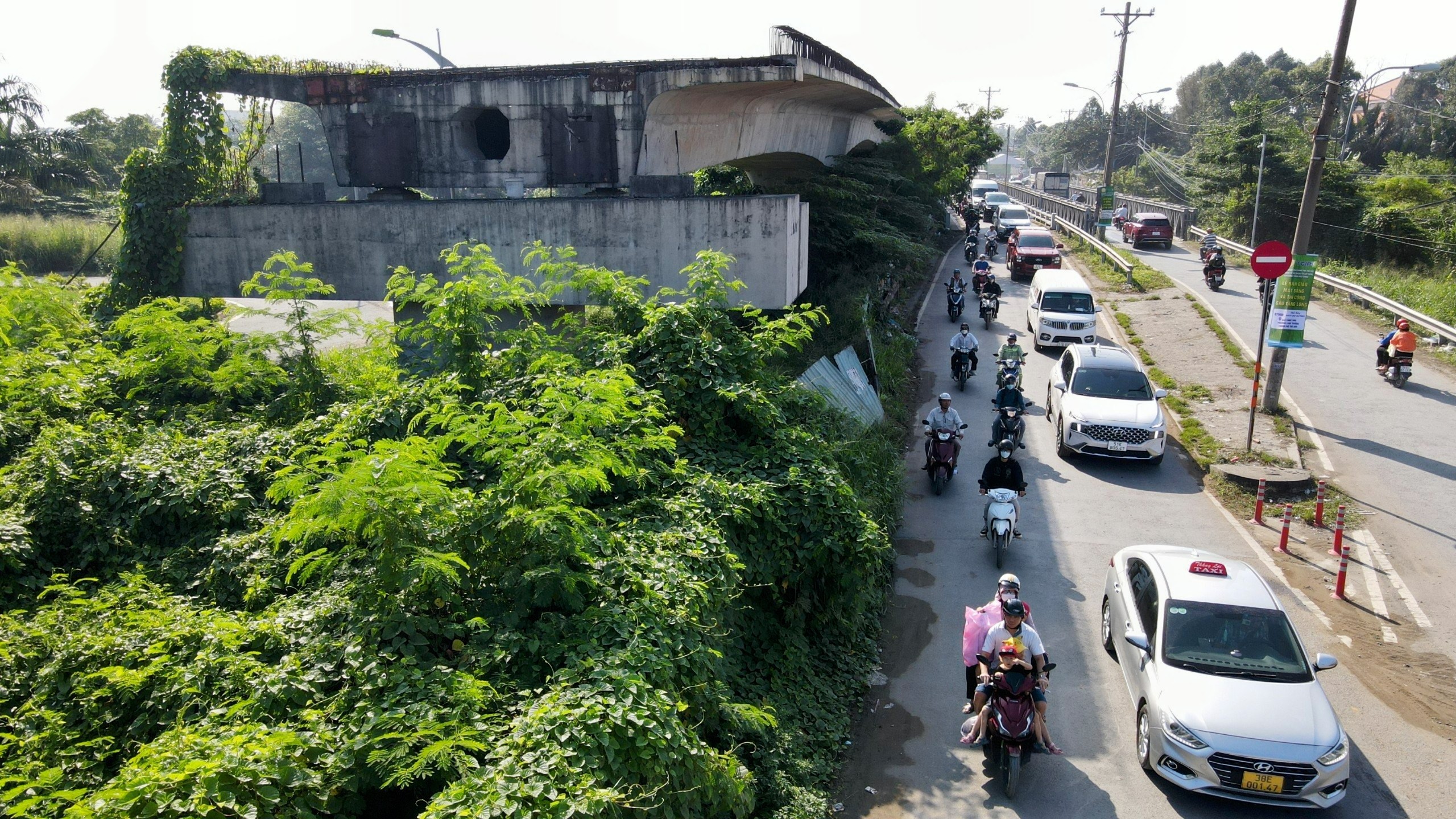 Cầu Tăng Long đắp chiếu 4 năm vừa được giao mặt bằng để thi công lại. Ảnh: Anh Tú