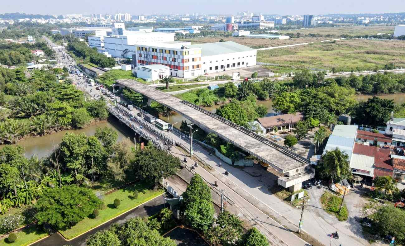 dự án cầu Tăng Long trên đường Lã Xuân Oai khởi công từ tháng 12.2017, tổng mức đầu tư 450 tỉ đồng. Dự án cầu dài 680 m, trong đó phần cầu dài 231 m chia làm 2 nhánh, mỗi nhánh rộng 11 m và lề đi bộ. Kế hoạch hoàn thành năm 2019 nhưng cầu mới đạt hơn 30% khối lượng rồi “trùm mền” suốt 3 năm qua. Do phát sinh chi phí bồi thường giải phóng mặt bằng dẫn đến phải điều chỉnh tăng tổng mức đầu tư dự án từ 450 tỉ đồng lên 688 tỉ đồng (tăng 238 tỉ đồng). 