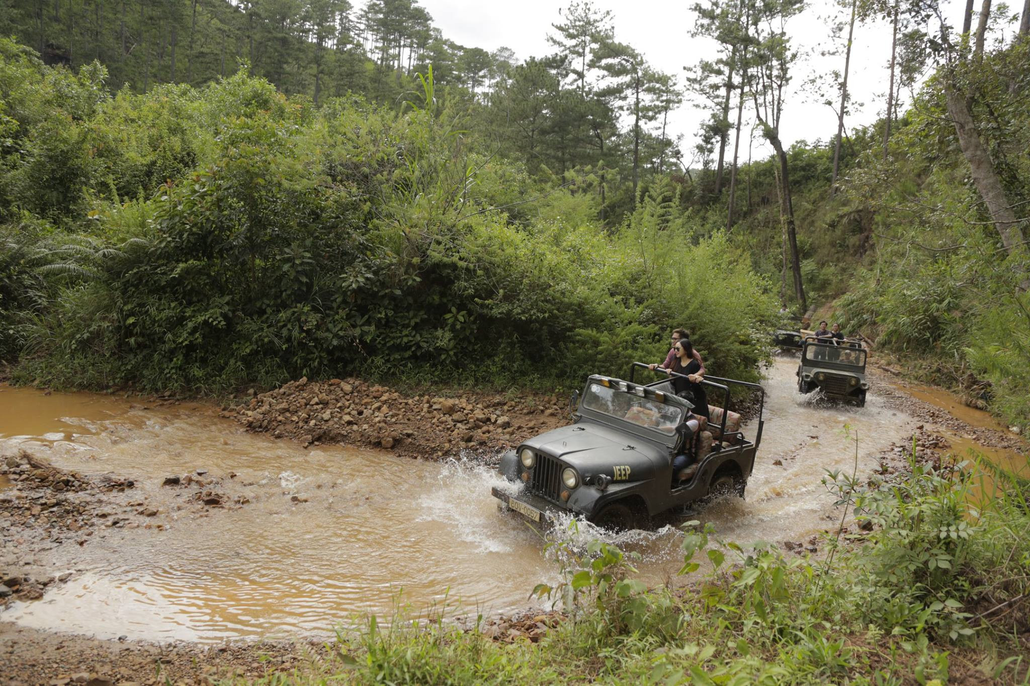 Du khách đi tour xe jeep tại làng Cù Lần (Lâm Đồng). Ảnh: Khu du lịch
