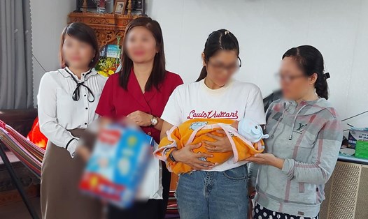 Phát hiện bé trai sơ sinh bị bỏ rơi trong đêm ở Nam Định. Ảnh: Người dân cung cấp