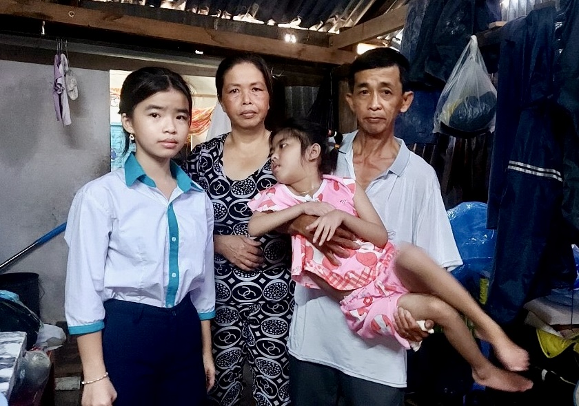 Gia đình chị Oanh hiện rất khó khăn cần được trợ giúp. Ảnh: Lan Anh