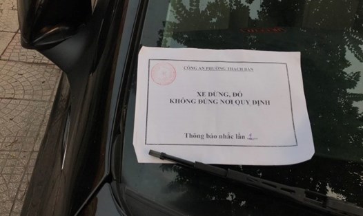 Công an phường Thạch Bàn, quận Long Biên xử lý, nhắc nhở đối với xe ô tô đỗ sai quy định. Ảnh: Hanoi.gov.vn
