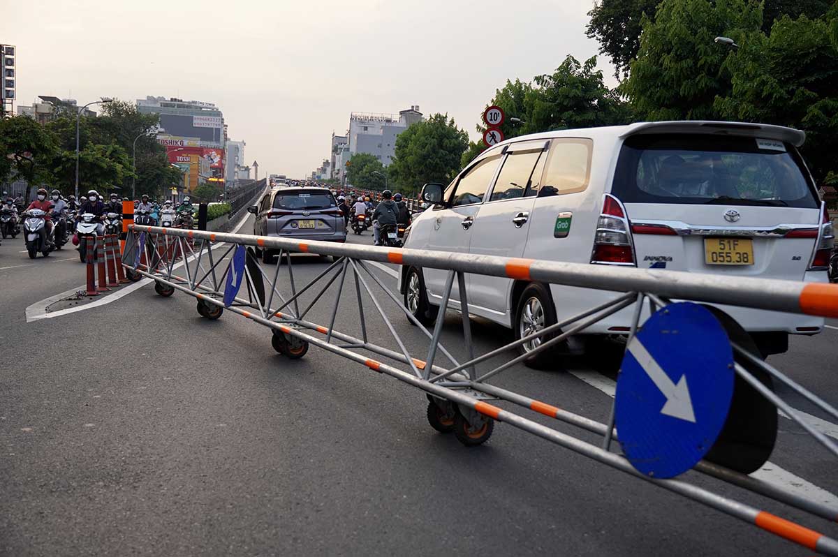 Đây là một trong những điểm “nóng” kẹt xe tại thành phố. Từ năm 2017, TPHCM cho xe chạy một chiều trên cầu vượt Hoàng Hoa Thám, nhằm đối phó với lượng xe quá đông vào trung tâm thành phố buổi sáng và hướng ngược lại vào buổi chiều.