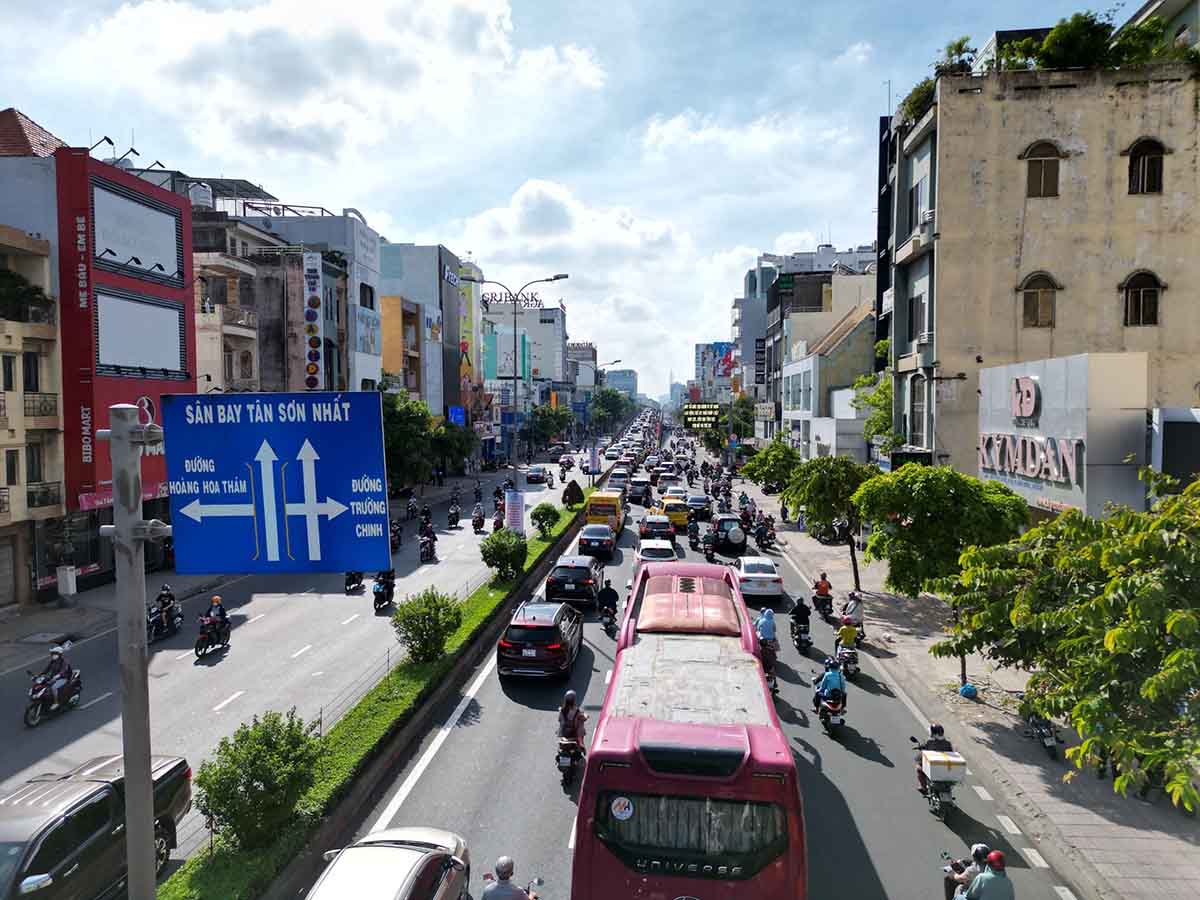 Sở GTVT cũng đề nghị Tổng Công ty Cảng hàng không Việt Nam và Cảng hàng không quốc tế Tân Sơn Nhất sớm triển khai thu phí không dừng ETC đối với ôtô ra vào sân bay, bố trí điểm dừng đón trả khách cho hoạt động xe buýt tại sân bay hiệu quả.