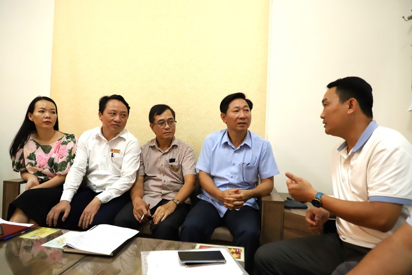 Lãnh đạo các phòng và UBND huyện Ea H'leo cung cấp thông tin về vụ việc. Ảnh: Phan Tuấn