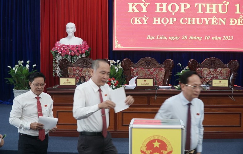 Các đại biểu bỏ phiếu tín nhiệm chức danh do HĐND bầu tại kỳ họp HĐND tỉnh Bạc Liêu ngày 28.10. Ảnh: Nhật Hồ