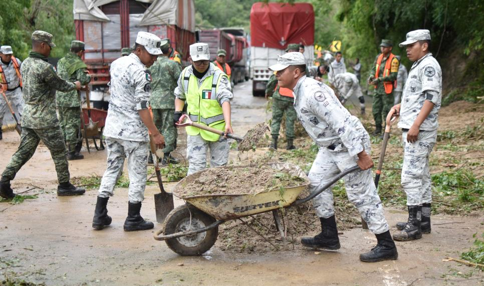 Đau đớn tìm người thân sau bão Otis