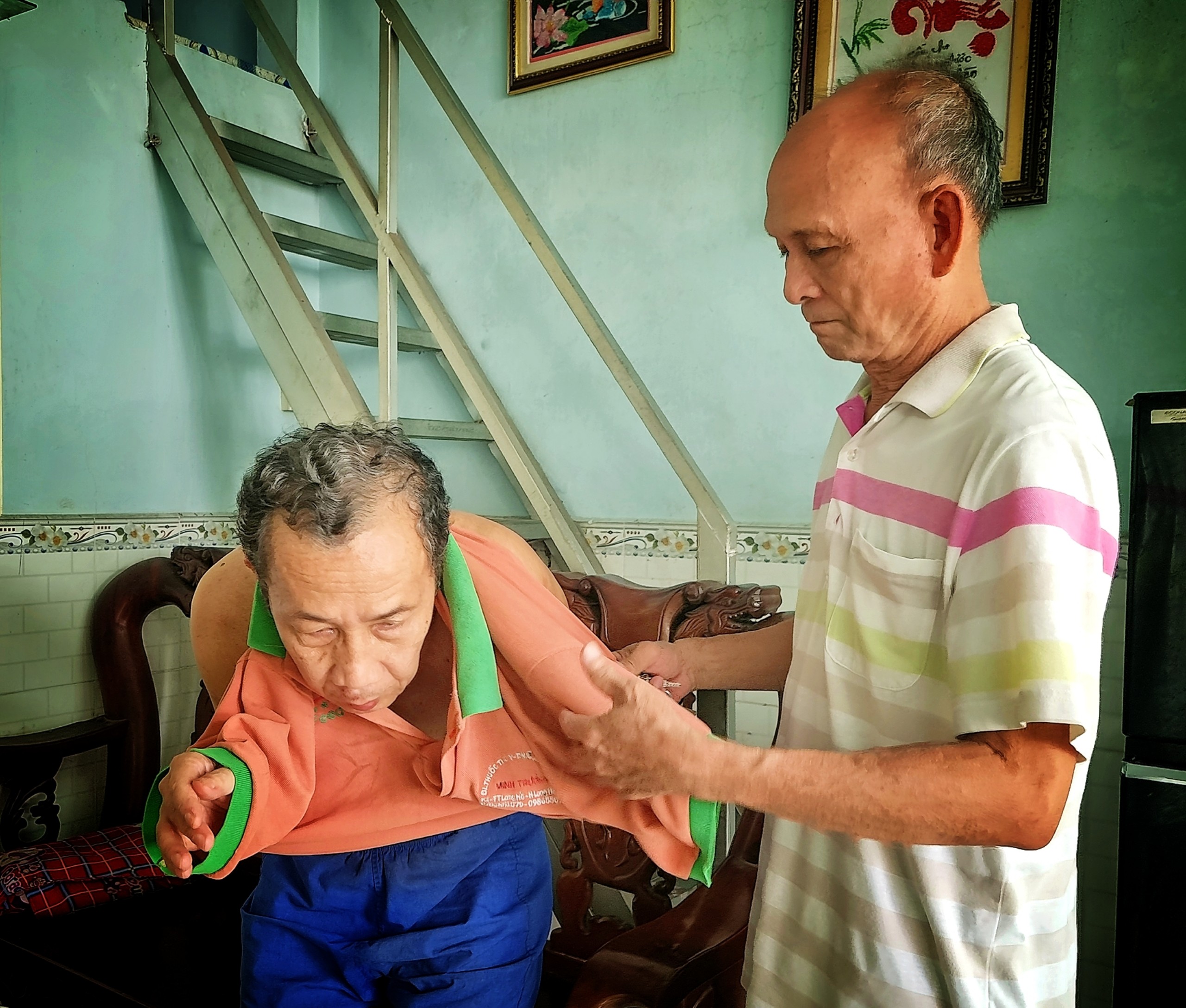 Người dân mong được nâng mức trợ cấp xã hội lên 750.000 đồng/tháng. Ảnh: Hoàng Lộc