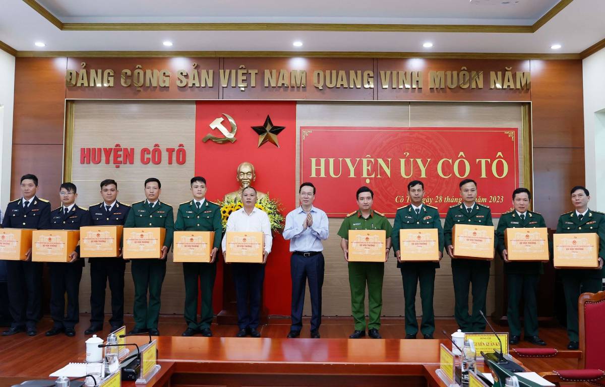 Chủ tịch nước Võ Văn Thưởng tặng quà cho lực lượng vũ trang và nhân dân huyện đảo Cô Tô. Ảnh: TTXVN