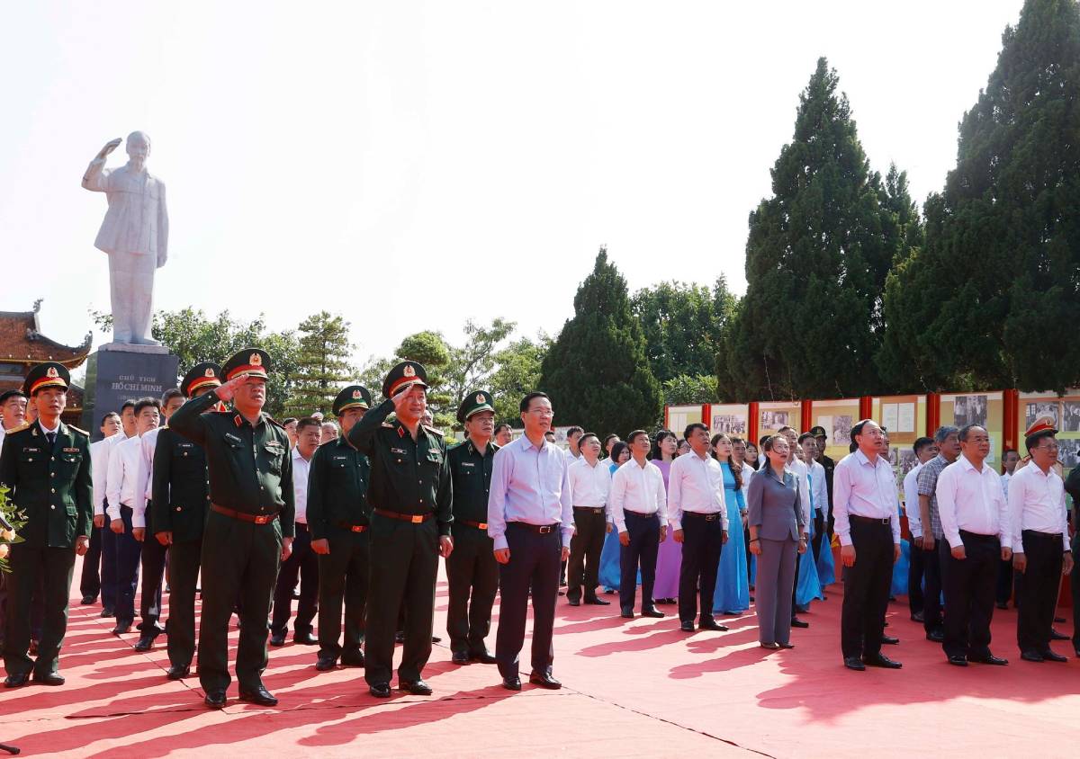 Chủ tịch nước Võ Văn Thưởng và các đại biểu thực hiện nghi thức chào cờ tại Di tích quốc gia đặc biệt Khu lưu niệm Chủ tịch Hồ Chí Minh ở huyện đảo Cô Tô, Quảng Ninh. Ảnh: TTXVN