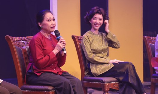 Thu Trang và nghệ sĩ Đàm Loan trò chuyện cùng khán giả. Ảnh: SKCC.